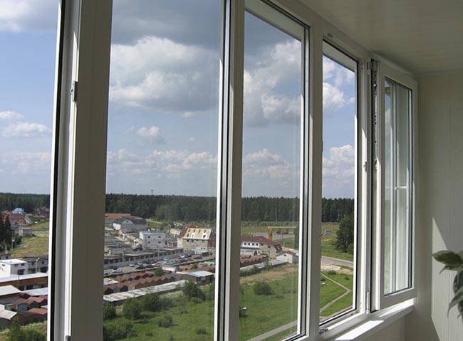 Сколько стоит застеклить балкон пластиком: цена Красногорск