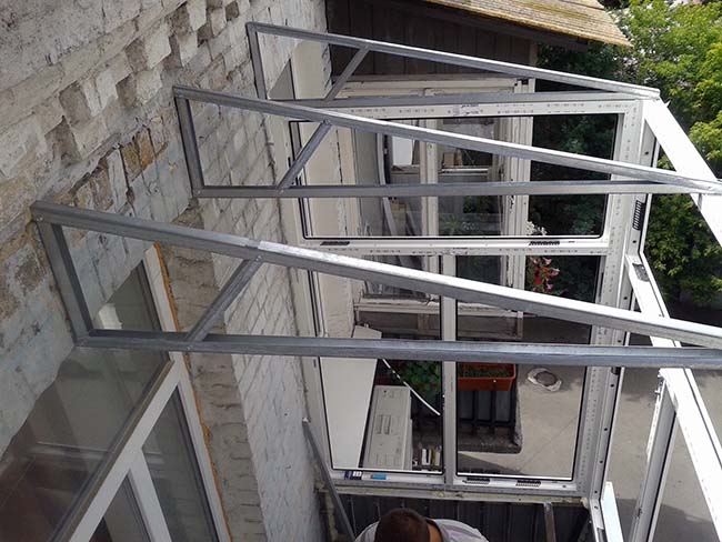 Остекление лоджии и установка крыши на последнем этаже Красногорск
